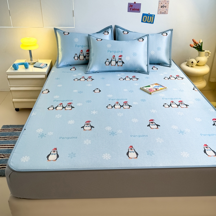 91家纺网 家纺一手货源 找家纺 全季家居 2025新款A类小清新数码印花冰藤席凉席席子 企鹅家族 床笠