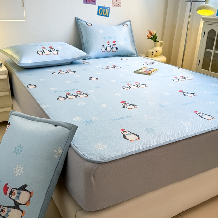 91家纺网 家纺一手货源 找家纺 全季家居 2025新款A类小清新数码印花冰藤席凉席席子 企鹅家族 床笠