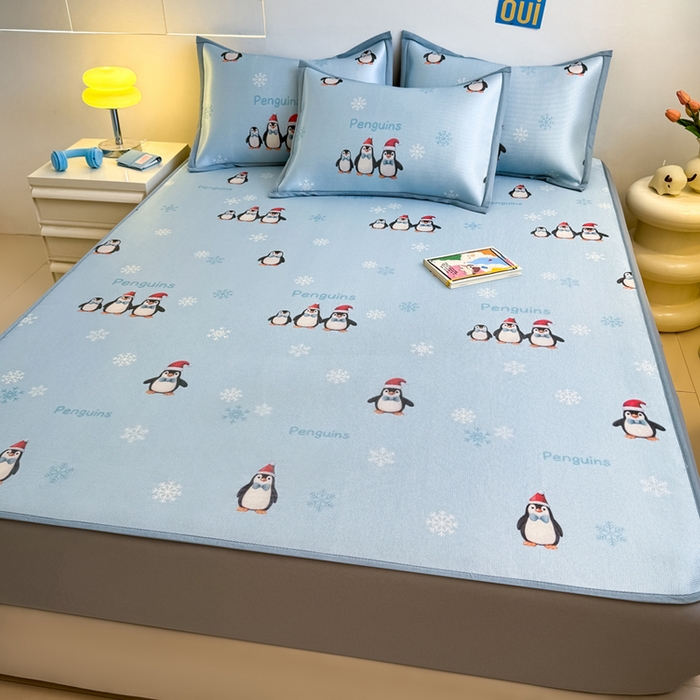 91家纺网 家纺一手货源 找家纺 全季家居 2025新款A类小清新数码印花冰藤席凉席席子 企鹅家族 床笠