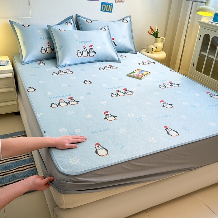 91家纺网 家纺一手货源 找家纺 全季家居 2025新款A类小清新数码印花冰藤席凉席席子 企鹅家族 床笠