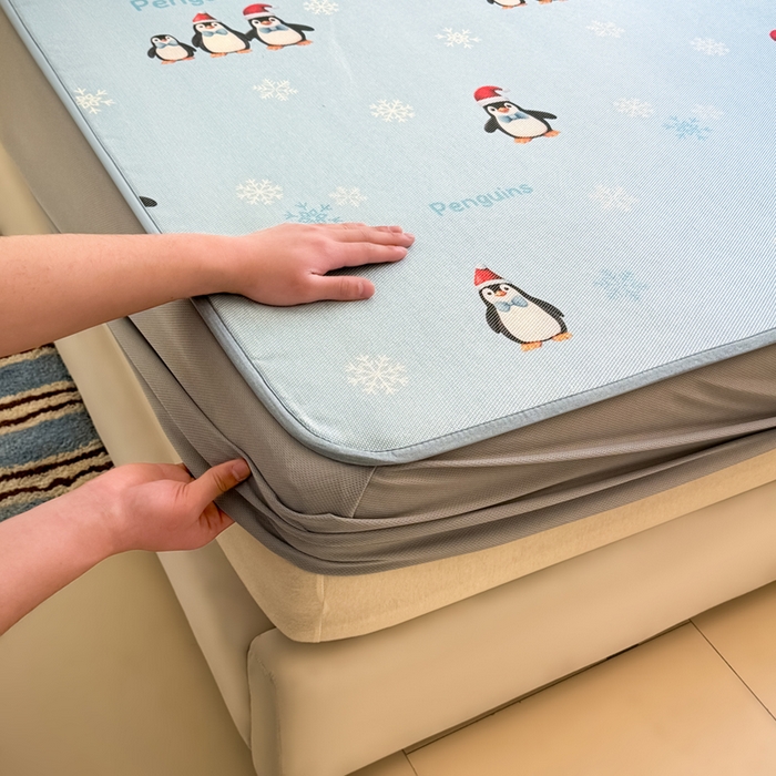 91家纺网 家纺一手货源 找家纺 全季家居 2025新款A类小清新数码印花冰藤席凉席席子 企鹅家族 床笠