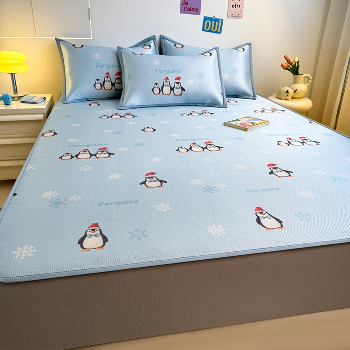 91家纺网 家纺一手货源 找家纺 全季家居 2025新款A类小清新数码印花冰藤席凉席席子 企鹅家族 床笠