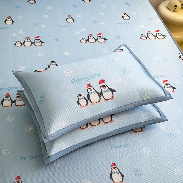 91家纺网 家纺一手货源 找家纺 全季家居 2025新款A类小清新数码印花冰藤席凉席席子 企鹅家族 床笠