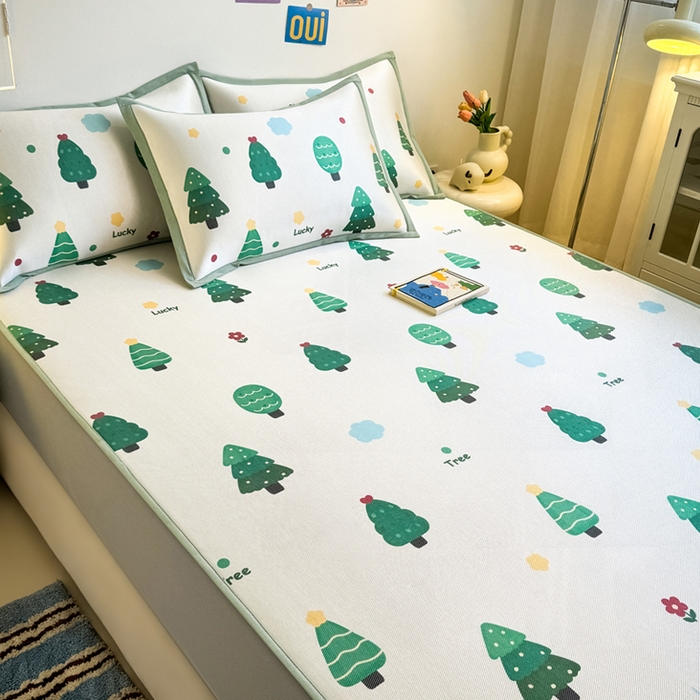 91家纺网 家纺一手货源 找家纺 全季家居 2025新款A类小清新数码印花冰藤席凉席席子 森林 床笠