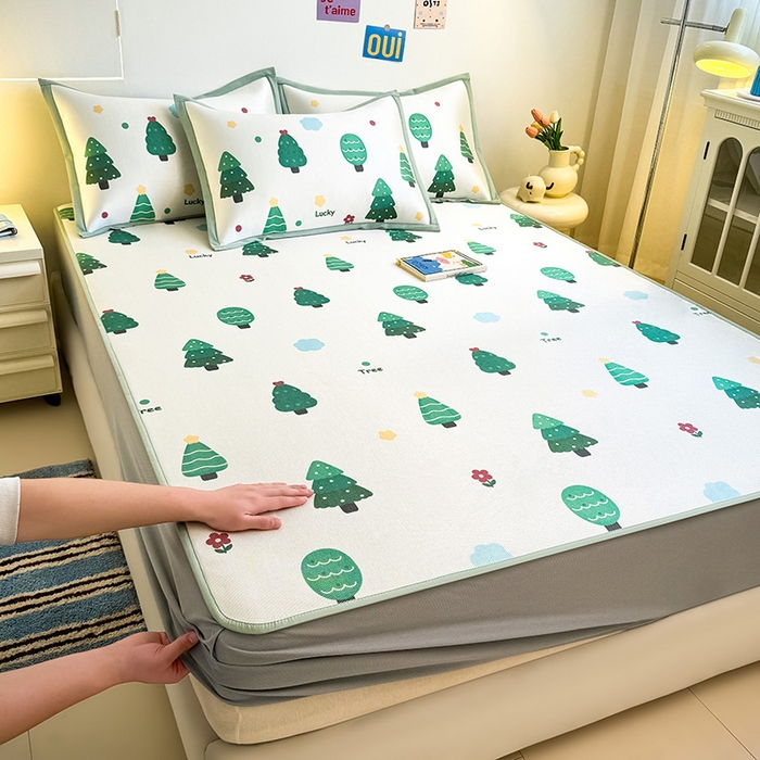 91家纺网 家纺一手货源 找家纺 全季家居 2025新款A类小清新数码印花冰藤席凉席席子 森林 床笠