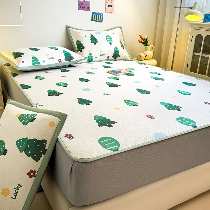 91家纺网 家纺一手货源 找家纺 全季家居 2025新款A类小清新数码印花冰藤席凉席席子 森林 床笠