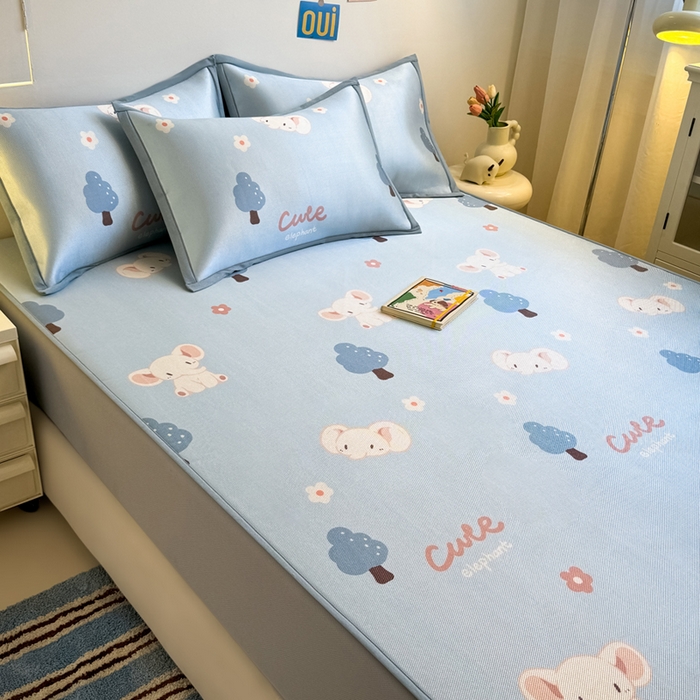 91家纺网 家纺一手货源 找家纺 全季家居 2025新款A类小清新数码印花冰藤席凉席席子 森林小象 床笠