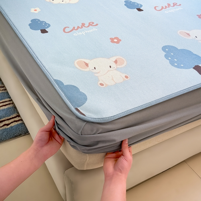 91家纺网 家纺一手货源 找家纺 全季家居 2025新款A类小清新数码印花冰藤席凉席席子 森林小象 床笠