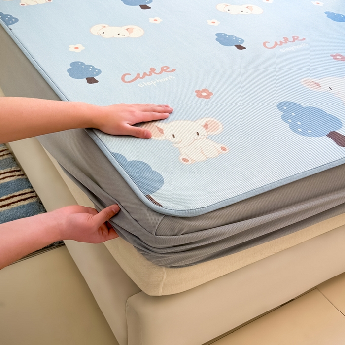 91家纺网 家纺一手货源 找家纺 全季家居 2025新款A类小清新数码印花冰藤席凉席席子 森林小象 床笠