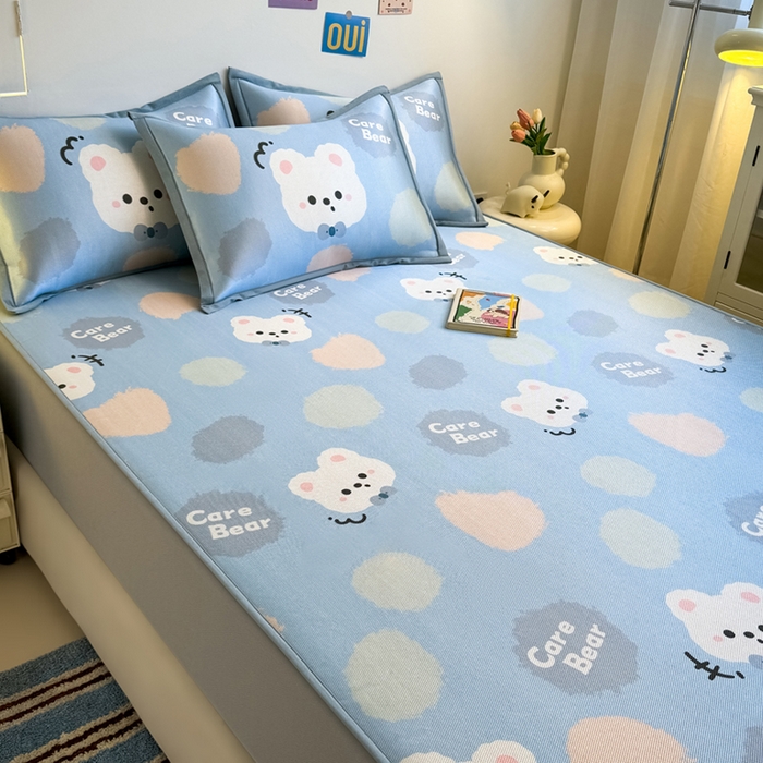 91家纺网 家纺一手货源 找家纺 全季家居 2025新款A类小清新数码印花冰藤席凉席席子 甜趣熊 床笠