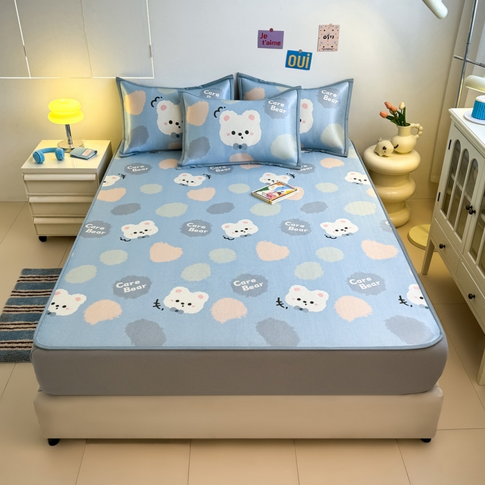 91家纺网 家纺一手货源 找家纺 全季家居 2025新款A类小清新数码印花冰藤席凉席席子 甜趣熊 床笠