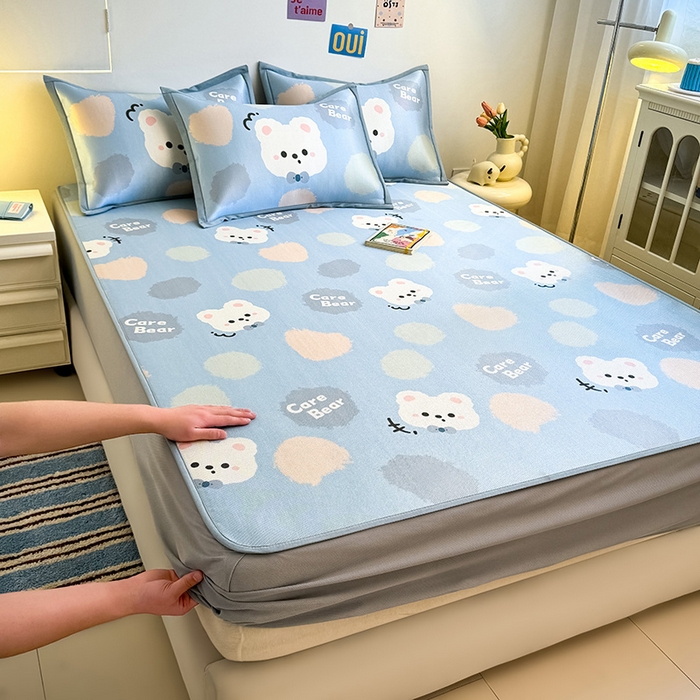 91家纺网 家纺一手货源 找家纺 全季家居 2025新款A类小清新数码印花冰藤席凉席席子 甜趣熊 床笠