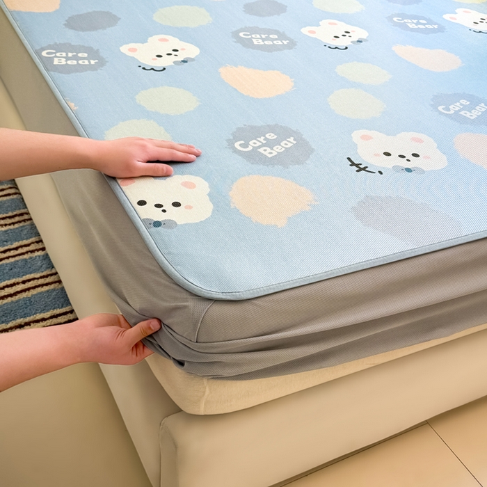 91家纺网 家纺一手货源 找家纺 全季家居 2025新款A类小清新数码印花冰藤席凉席席子 甜趣熊 床笠