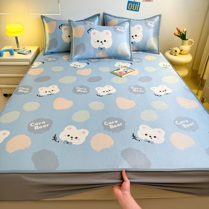 91家纺网 家纺一手货源 找家纺 全季家居 2025新款A类小清新数码印花冰藤席凉席席子 甜趣熊 床笠