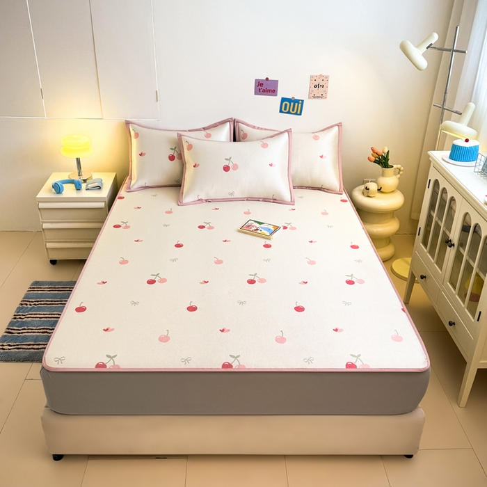 91家纺网 家纺一手货源 找家纺 全季家居 2025新款A类小清新数码印花冰藤席凉席席子 小樱桃 床笠