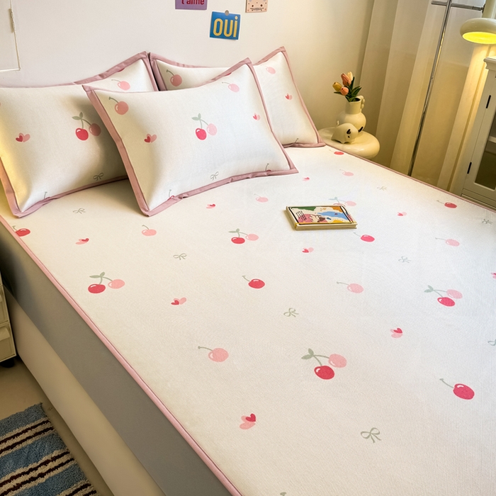 91家纺网 家纺一手货源 找家纺 全季家居 2025新款A类小清新数码印花冰藤席凉席席子 小樱桃 床笠