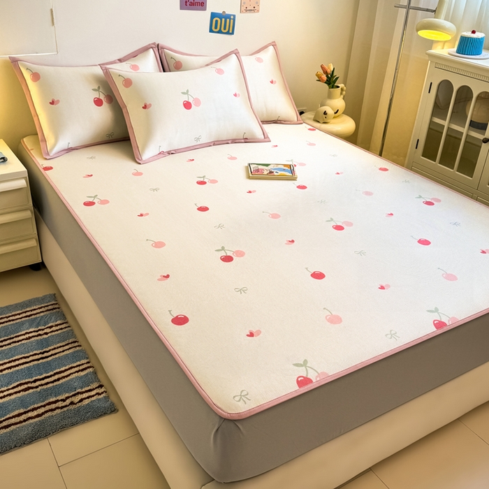 91家纺网 家纺一手货源 找家纺 全季家居 2025新款A类小清新数码印花冰藤席凉席席子 小樱桃 床笠