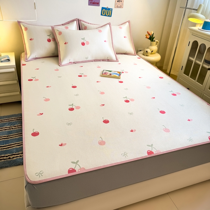 91家纺网 家纺一手货源 找家纺 全季家居 2025新款A类小清新数码印花冰藤席凉席席子 小樱桃 床笠