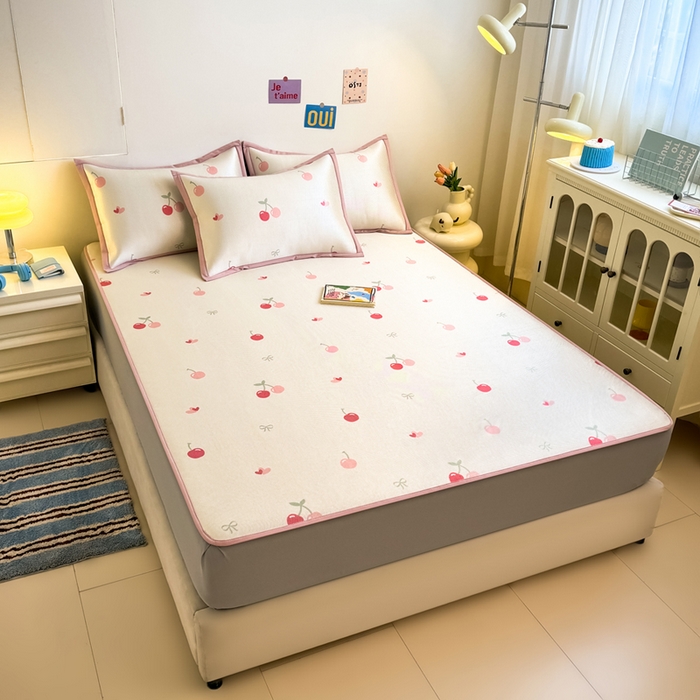 91家纺网 家纺一手货源 找家纺 全季家居 2025新款A类小清新数码印花冰藤席凉席席子 小樱桃 床笠