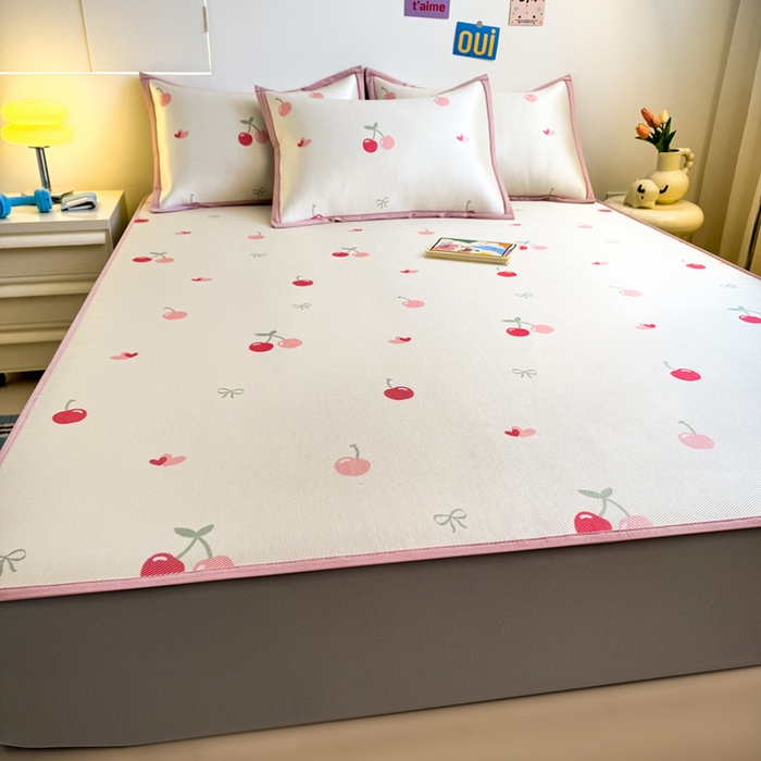 91家纺网 家纺一手货源 找家纺 全季家居 2025新款A类小清新数码印花冰藤席凉席席子 小樱桃 床笠