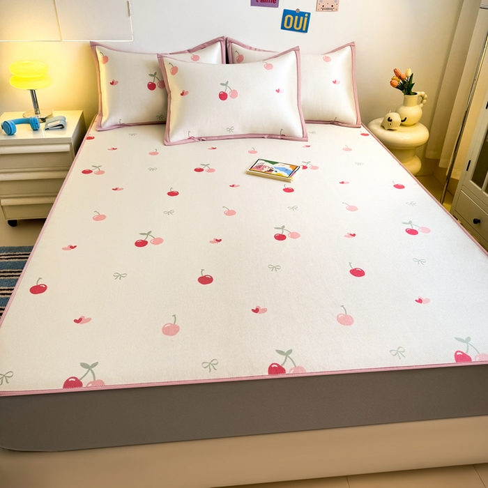 91家纺网 家纺一手货源 找家纺 全季家居 2025新款A类小清新数码印花冰藤席凉席席子 小樱桃 床笠