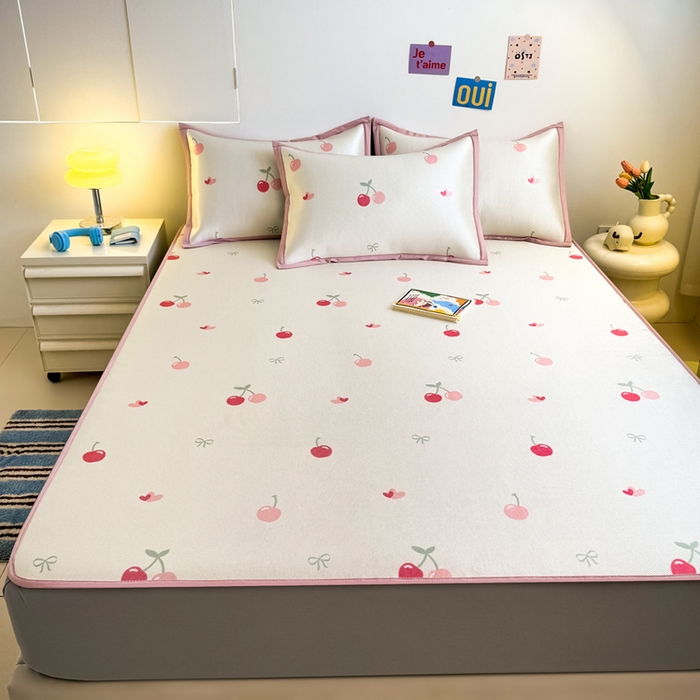 91家纺网 家纺一手货源 找家纺 全季家居 2025新款A类小清新数码印花冰藤席凉席席子 小樱桃 床笠