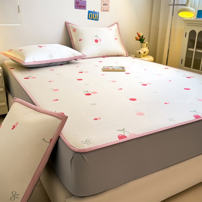 91家纺网 家纺一手货源 找家纺 全季家居 2025新款A类小清新数码印花冰藤席凉席席子 小樱桃 床笠