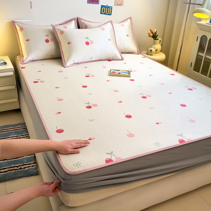 91家纺网 家纺一手货源 找家纺 全季家居 2025新款A类小清新数码印花冰藤席凉席席子 小樱桃 床笠