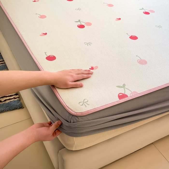 91家纺网 家纺一手货源 找家纺 全季家居 2025新款A类小清新数码印花冰藤席凉席席子 小樱桃 床笠