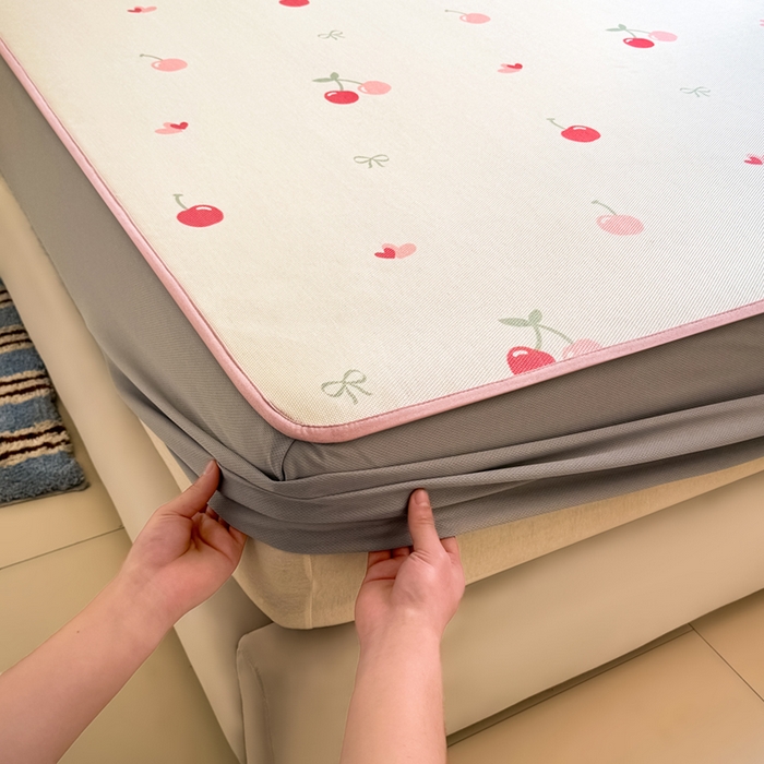 91家纺网 家纺一手货源 找家纺 全季家居 2025新款A类小清新数码印花冰藤席凉席席子 小樱桃 床笠