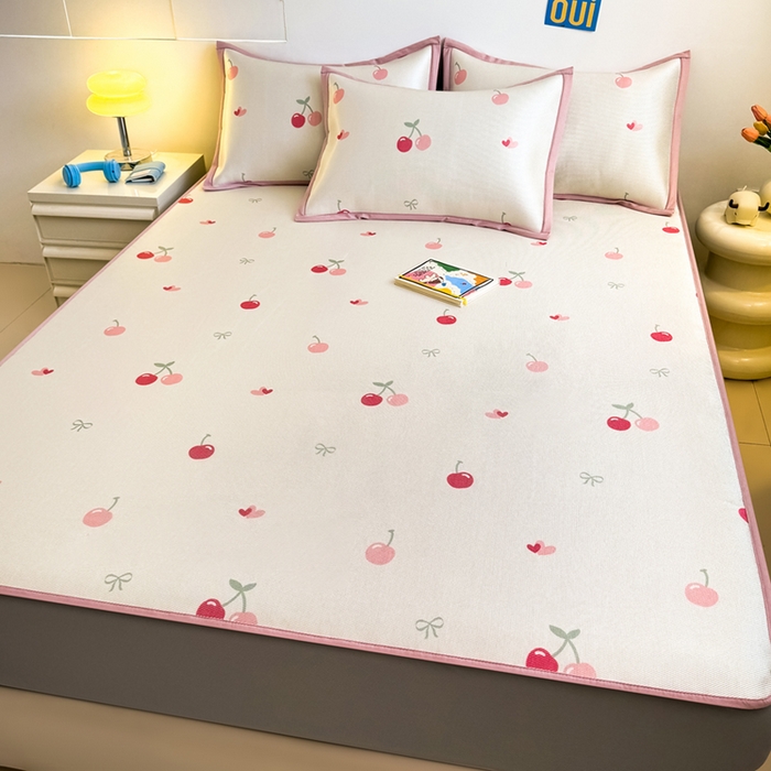 91家纺网 家纺一手货源 找家纺 全季家居 2025新款A类小清新数码印花冰藤席凉席席子 小樱桃 床笠