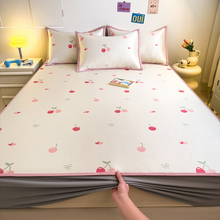 91家纺网 家纺一手货源 找家纺 全季家居 2025新款A类小清新数码印花冰藤席凉席席子 小樱桃 床笠