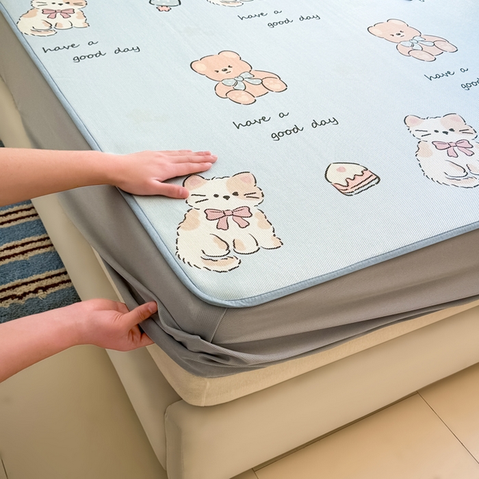 91家纺网 家纺一手货源 找家纺 全季家居 2025新款A类小清新数码印花冰藤席凉席席子 雪糕猫咪 床笠