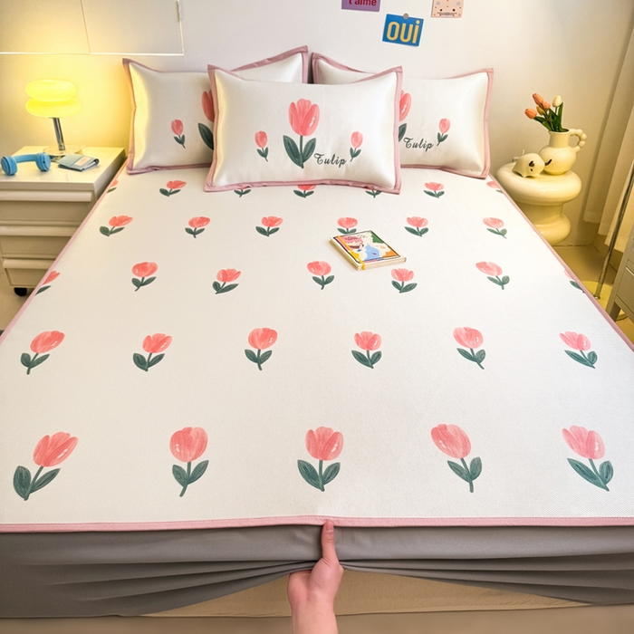 91家纺网 家纺一手货源 找家纺 全季家居 2025新款A类小清新数码印花冰藤席凉席席子 郁金香 床笠