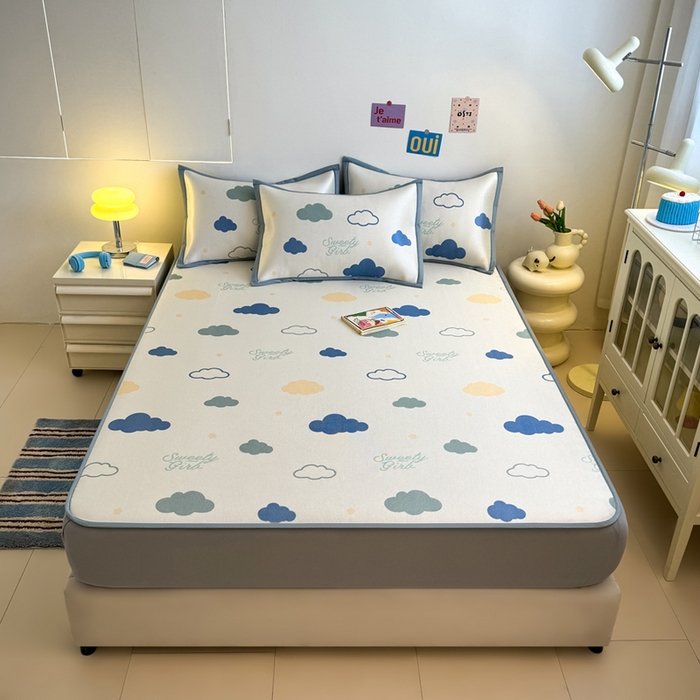 91家纺网 家纺一手货源 找家纺 全季家居 2025新款A类小清新数码印花冰藤席凉席席子 云朵 床笠