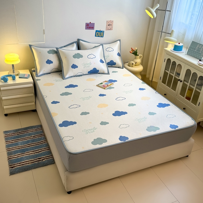 91家纺网 家纺一手货源 找家纺 全季家居 2025新款A类小清新数码印花冰藤席凉席席子 云朵 床笠