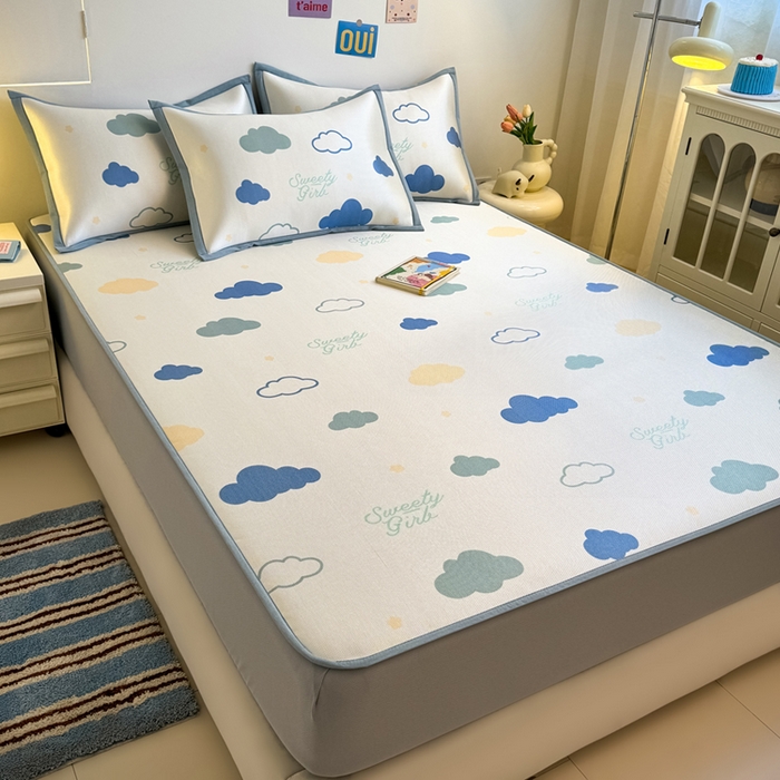 91家纺网 家纺一手货源 找家纺 全季家居 2025新款A类小清新数码印花冰藤席凉席席子 云朵 床笠