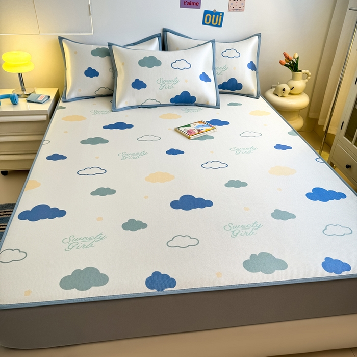 91家纺网 家纺一手货源 找家纺 全季家居 2025新款A类小清新数码印花冰藤席凉席席子 云朵 床笠