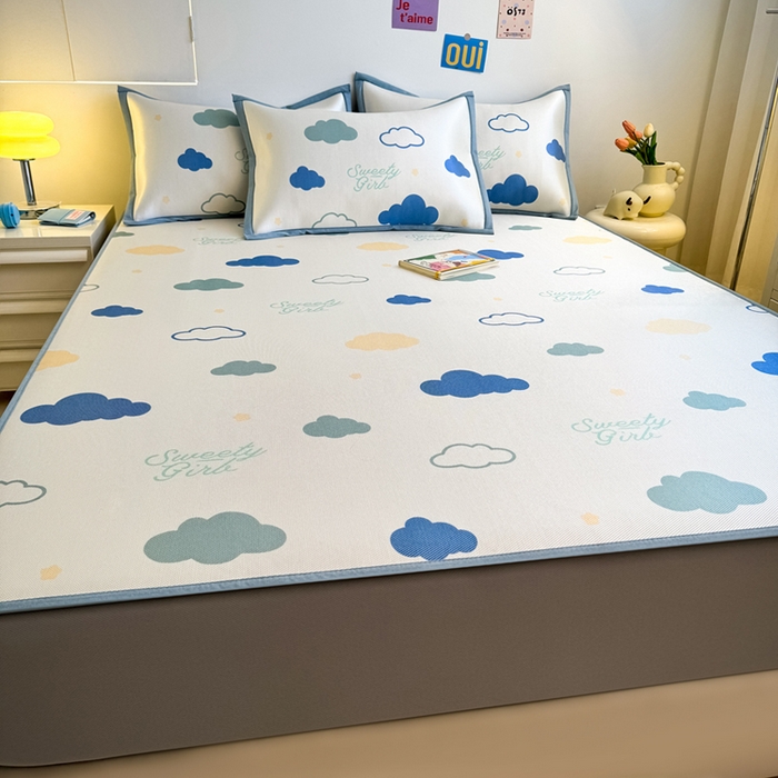 91家纺网 家纺一手货源 找家纺 全季家居 2025新款A类小清新数码印花冰藤席凉席席子 云朵 床笠