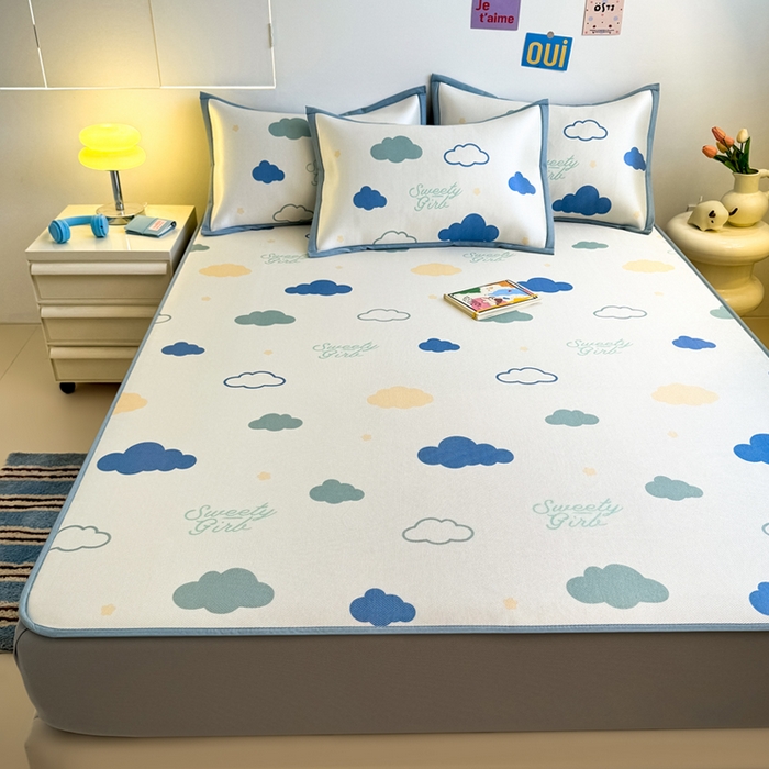 91家纺网 家纺一手货源 找家纺 全季家居 2025新款A类小清新数码印花冰藤席凉席席子 云朵 床笠