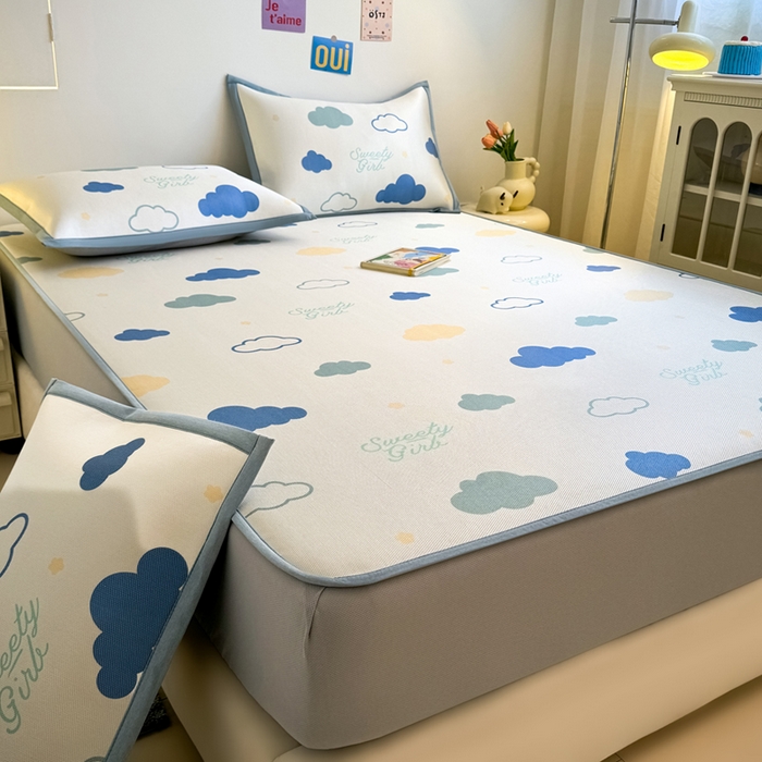 91家纺网 家纺一手货源 找家纺 全季家居 2025新款A类小清新数码印花冰藤席凉席席子 云朵 床笠