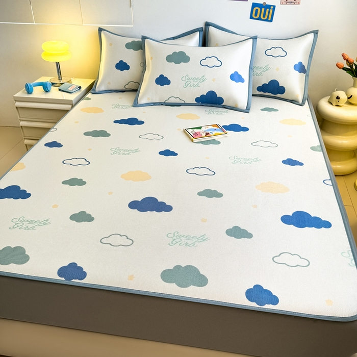 91家纺网 家纺一手货源 找家纺 全季家居 2025新款A类小清新数码印花冰藤席凉席席子 云朵 床笠