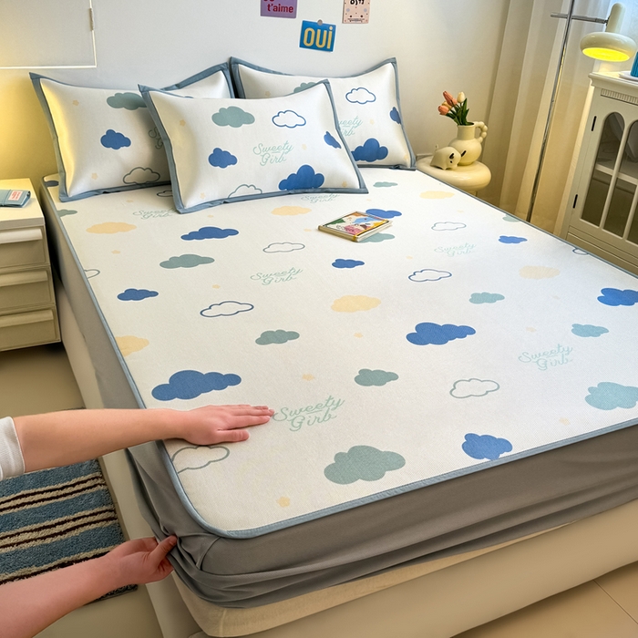 91家纺网 家纺一手货源 找家纺 全季家居 2025新款A类小清新数码印花冰藤席凉席席子 云朵 床笠