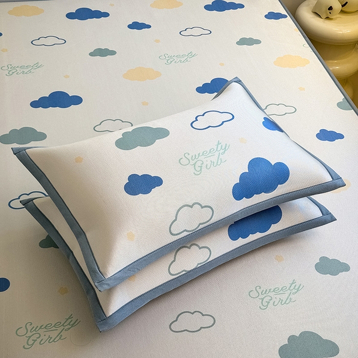 91家纺网 家纺一手货源 找家纺 全季家居 2025新款A类小清新数码印花冰藤席凉席席子 云朵 床笠