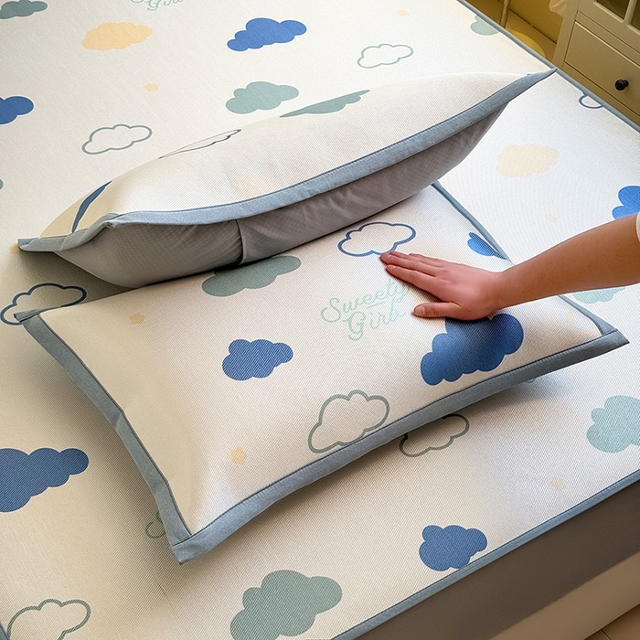 91家纺网 家纺一手货源 找家纺 全季家居 2025新款A类小清新数码印花冰藤席凉席席子 云朵 床笠