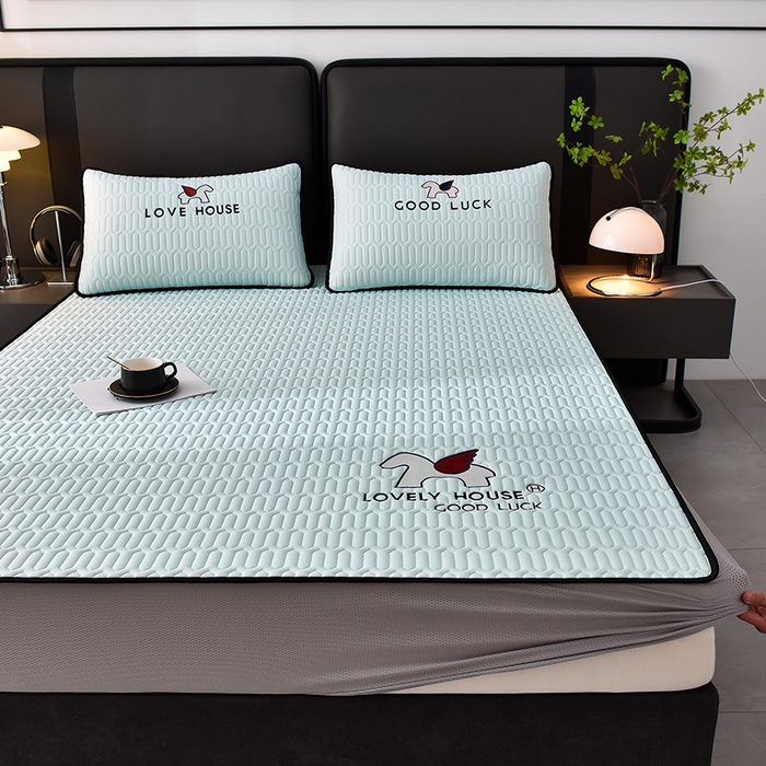 91家纺网 家纺一手货源 找家纺 炫拼家纺 2025春夏新款0.5加厚床笠乳胶凉席-小飞马系列 小飞马-冰雪蓝