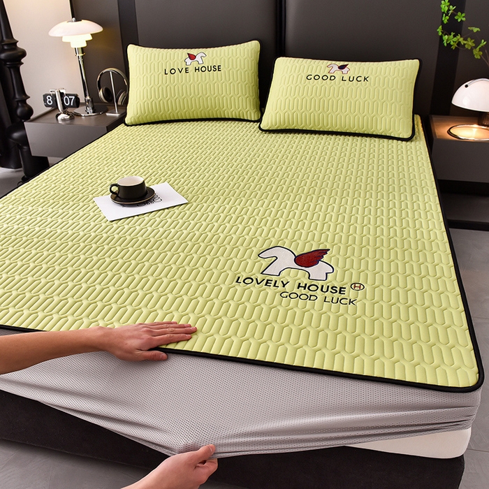 91家纺网 家纺一手货源 找家纺 炫拼家纺 2025春夏新款0.5加厚床笠乳胶凉席-小飞马系列 小飞马-仙草绿