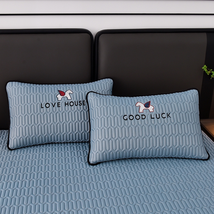 91家纺网 家纺一手货源 找家纺 炫拼家纺 2025春夏新款0.5加厚床笠乳胶凉席-小飞马系列 小飞马-宾利蓝