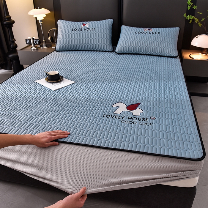 91家纺网 家纺一手货源 找家纺 炫拼家纺 2025春夏新款0.5加厚床笠乳胶凉席-小飞马系列 小飞马-宾利蓝