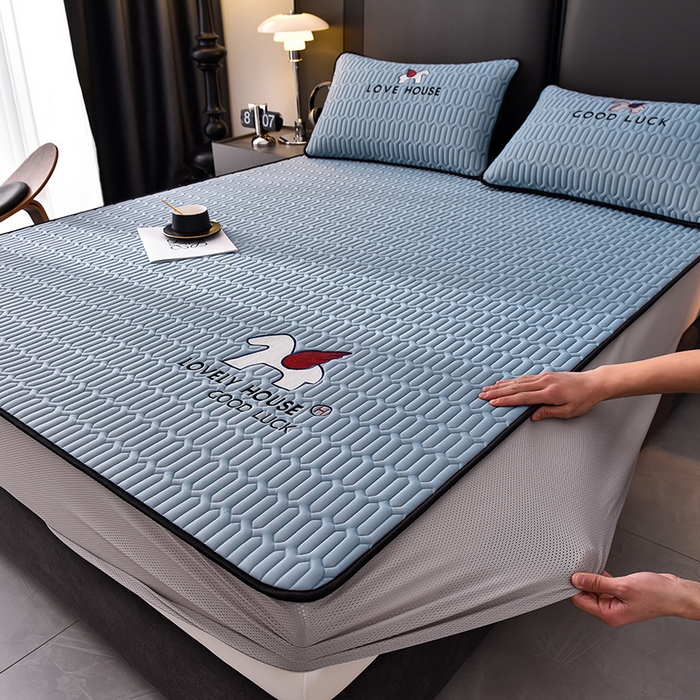 91家纺网 家纺一手货源 找家纺 炫拼家纺 2025春夏新款0.5加厚床笠乳胶凉席-小飞马系列 小飞马-宾利蓝